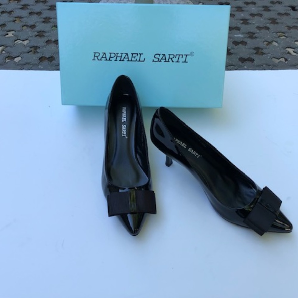 RAPHAEL SARTI BLACK PATENT LEATHER BOW PUMP.